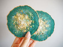 Iridescent Emerald Green Geode Resin Coasters - Iridescent Emerald Green Resin Coaster Set - Iridescent Green Geode Coaster Set Handmade - Sparkly Emerald Green Home Decor