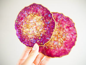 This Plum Geode Heatproof Resin Coasters Set is handmade with heatproof epoxy resin that is safe for use with food and hot drinks.