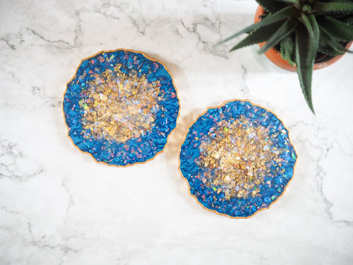 This set of Indigo Geode Resin Coasters is made from epoxy resin that is heatproof so it can be used for hot drinks and food.