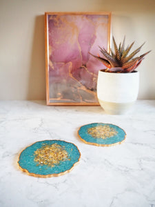 Blue iridescent Geode Resin Coasters - Blue Resin Geode Coasters - Blue Resin Geode Coaster Set - Sparkly Blue Resin Coasters For Home - Blue Iridescent Resin Geode Coasters
